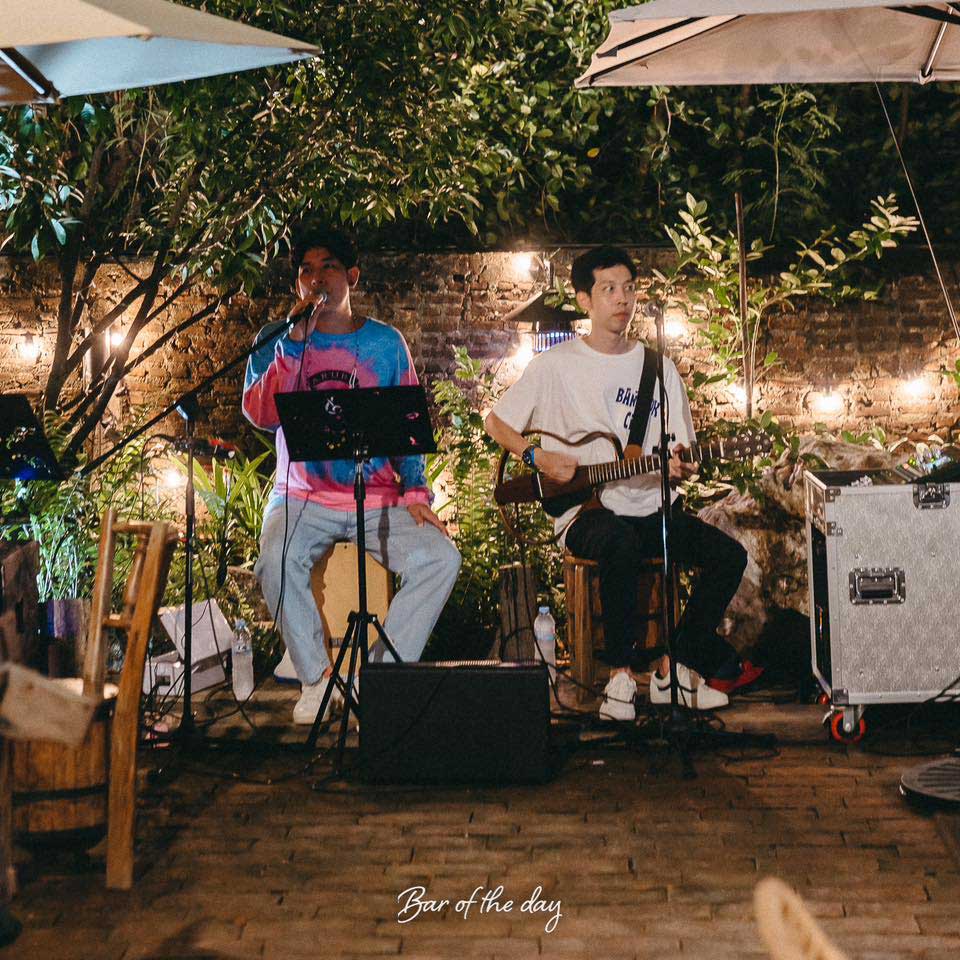 360 Hours Cafe & Bar  เพลงเพราะ