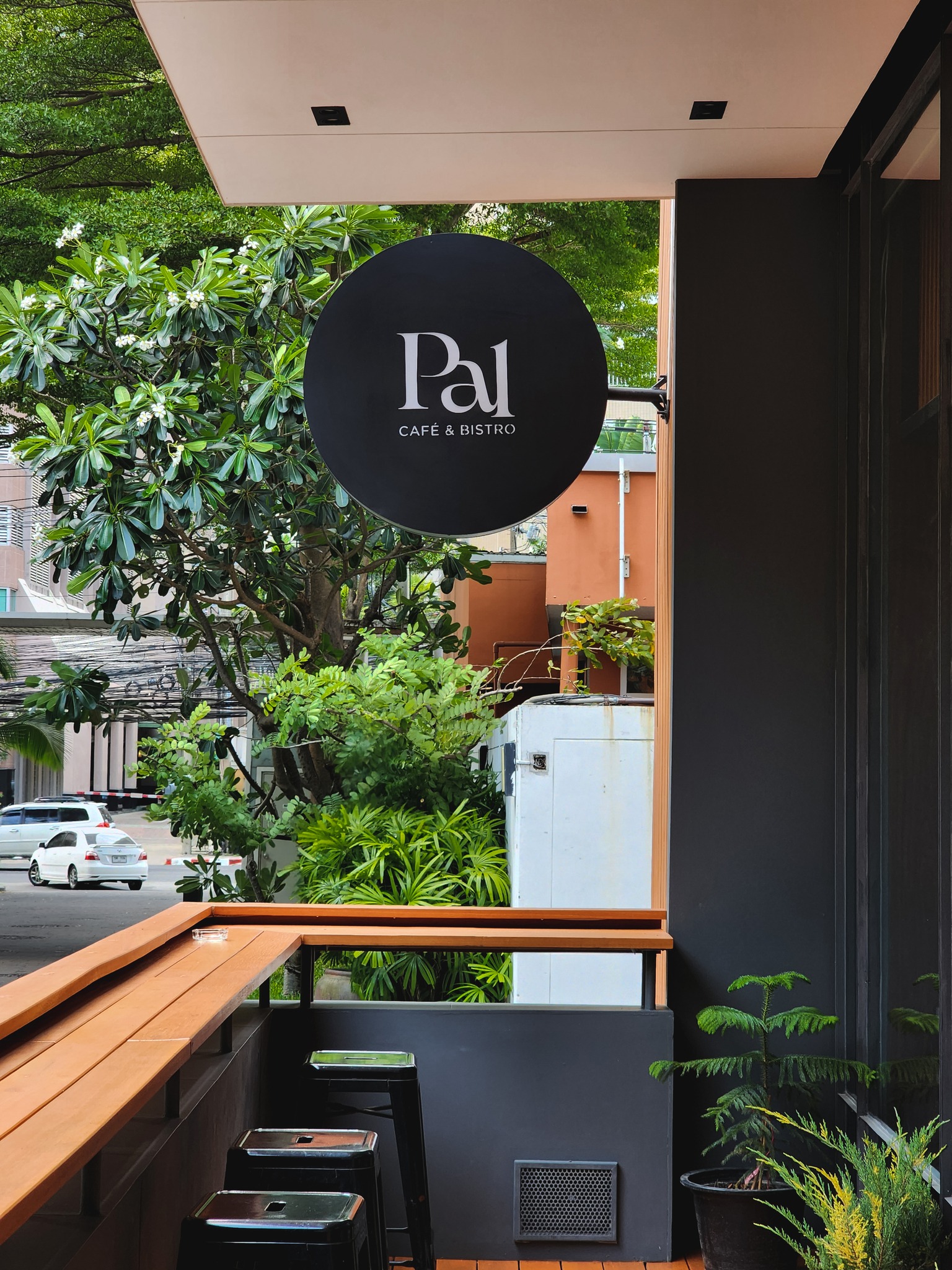 ร้าน Pal Cafe & Bistro ร้านคาเฟ่และร้านอาหารสไตล์ยุโรป ใจกลางย่านหลังสวน