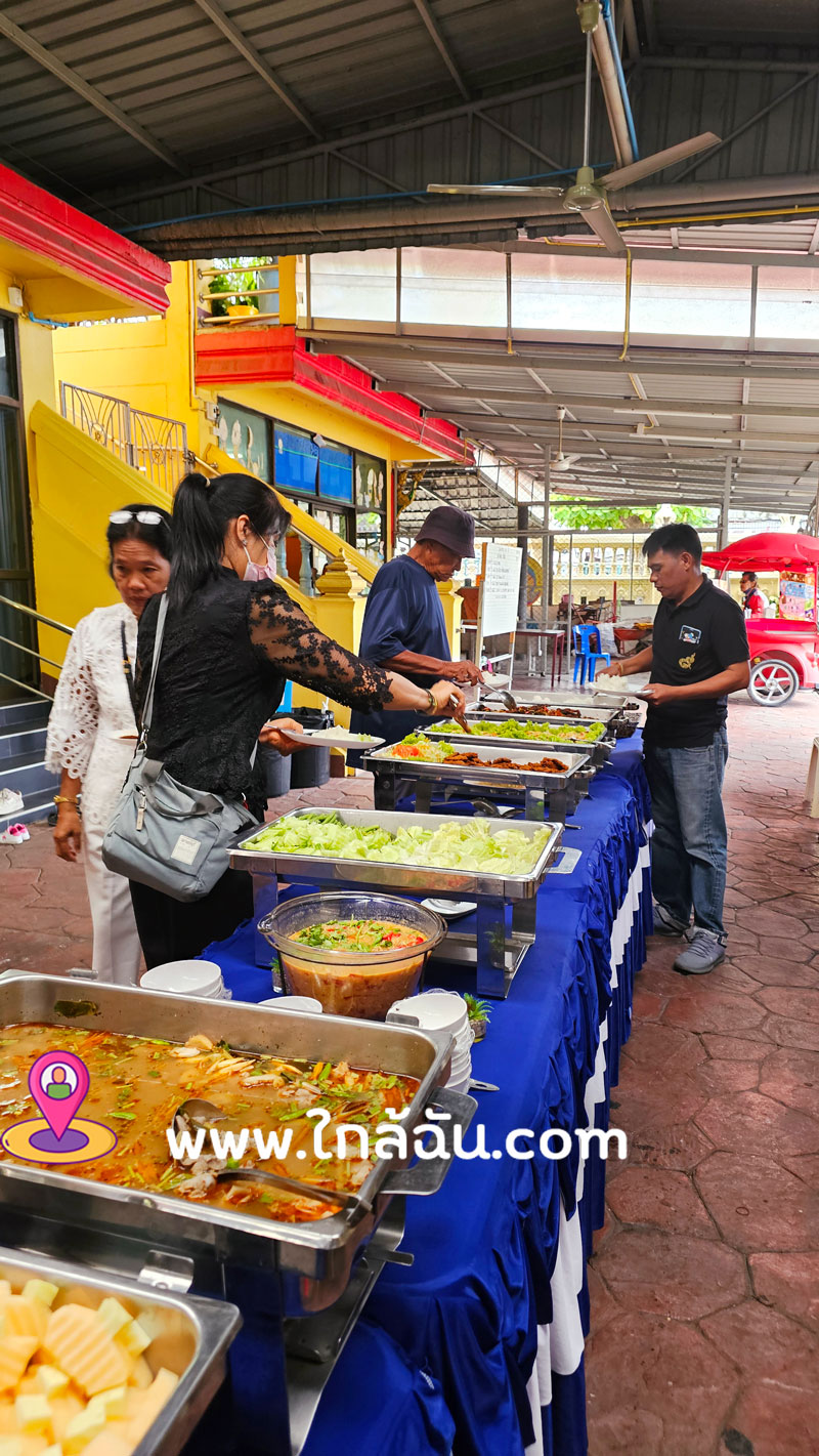 พ่อครัวแมว” บริการบุฟเฟ่ต์นอกสถานที่ เสิร์ฟความอร่อยถึงวัดราชบูรณะ